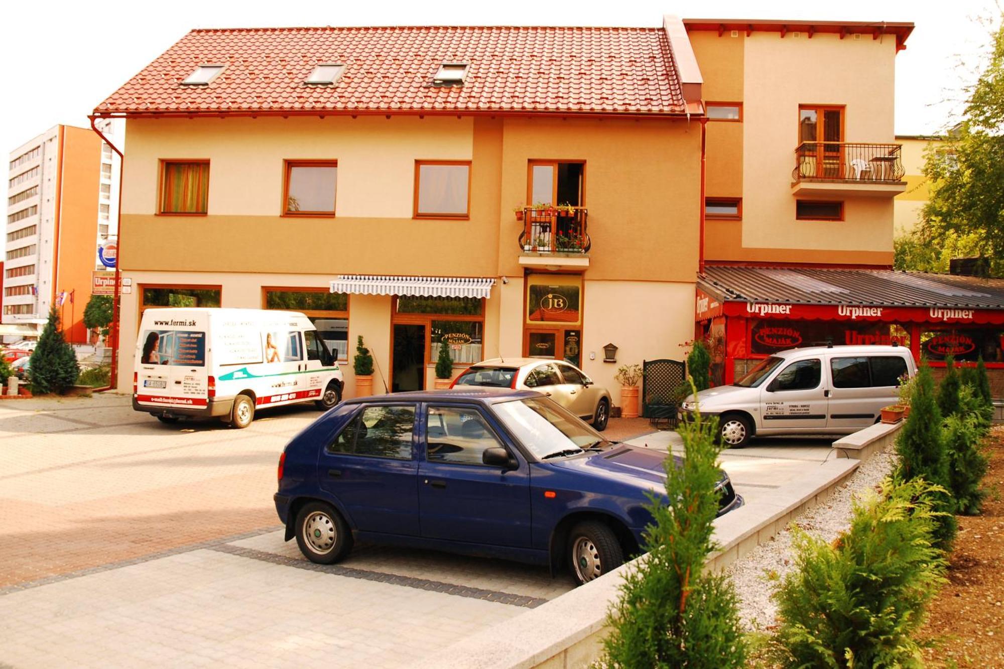 Penzion Majak Banská Bystrica Exteriör bild