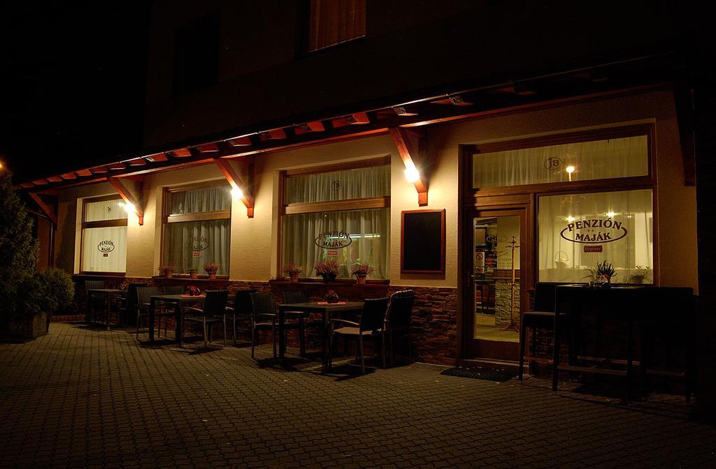 Penzion Majak Banská Bystrica Exteriör bild