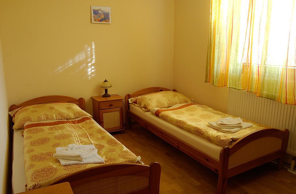 Penzion Majak Banská Bystrica Exteriör bild